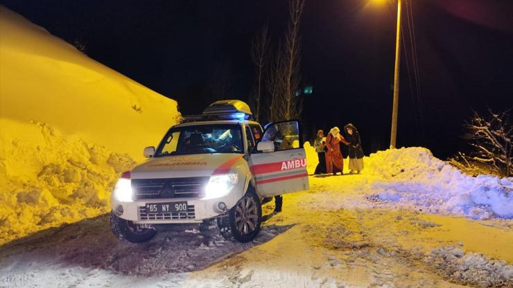 Yolu kardan kapanan mezrada rahatsızlanan hamile kadına 5,5 saatte ulaşıldı Yolu kardan kapanan mezrada rahatsızlanan hamile kadına 5,5 saatte ulaşıldı