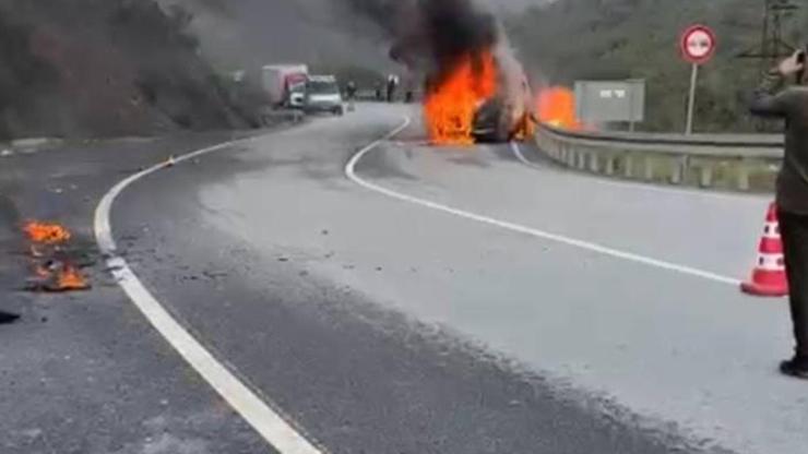 Eyüpsultanda minibüs alev alev yandı