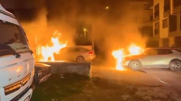 Park halindeki otomobil ve cip alev alev yandı