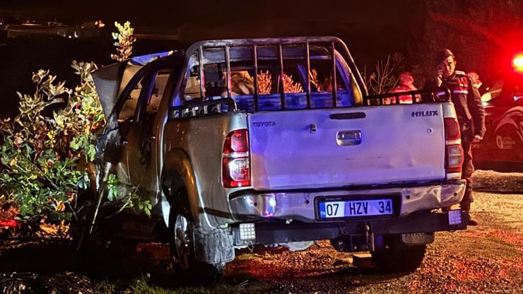 Antalya'da yanan kamyonette erkek cesedi bulundu Antalya'da yanan kamyonette erkek cesedi bulundu