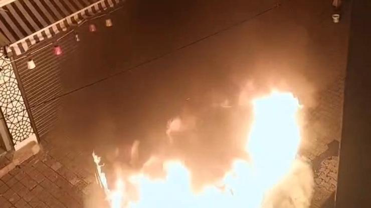 İstanbul- Fatih'te park halindeki hafif ticari araç alev alev yandı İstanbul- Fatih'te park halindeki hafif ticari araç alev alev yandı