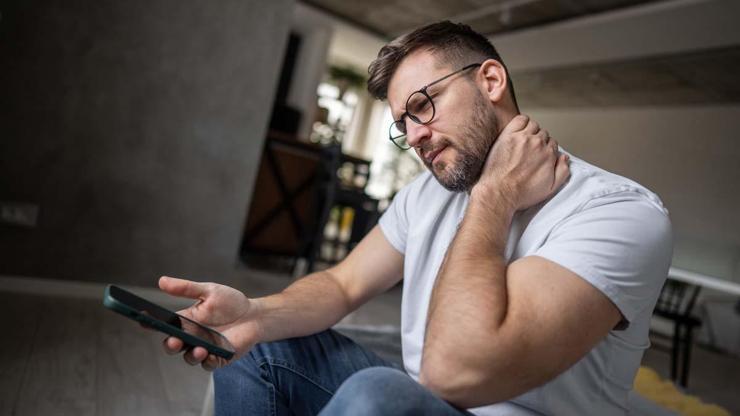 Gençlerde Boyun Ağrısı Patladı Her Gün Yaptığınız Hata: Başınıza 30 Kilo Yük Biniyor