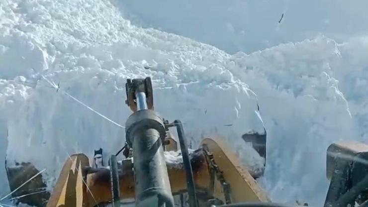 Elazığ’da yolu çığdan kapanan yol açıldı Elazığ’da yolu çığdan kapanan yol açıldı