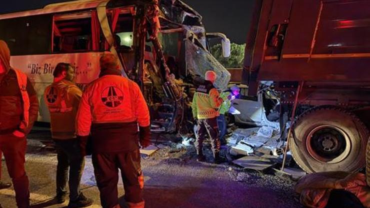 Sakarya TEM Otoyolunda feci kaza: 1 ölü, 19 yaralı