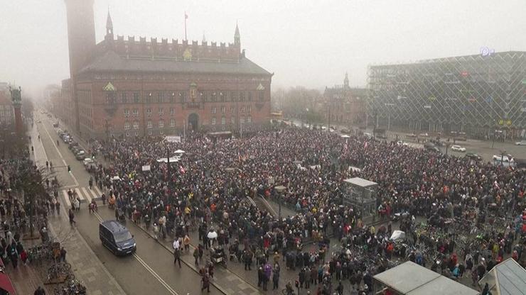 Danimarka halkı Grönland için sokakta… Trump’ın şapkasıyla alay ettiler
