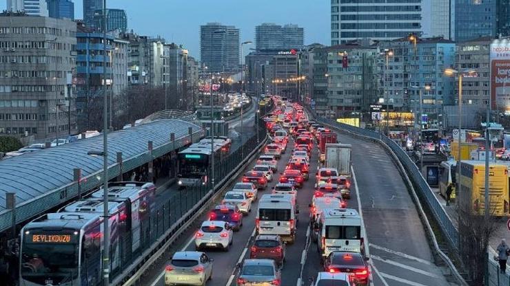 İstanbul'da trafik yoğunluğu yüzde 83'e çıktı