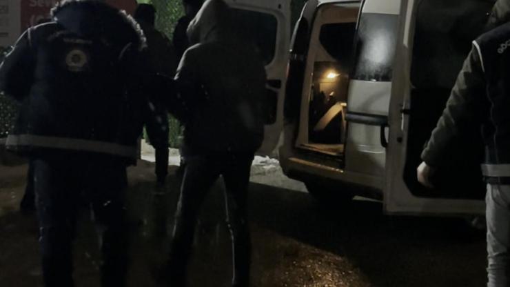 Tokat’ta durdurulan cipte 5 kaçak göçmen yakalandı Tokat’ta durdurulan cipte 5 kaçak göçmen yakalandı