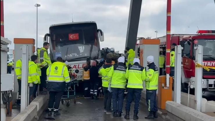 İstanbul'da yolcu otobüsünün çarptığı otomobil gişede sıkıştı İstanbul'da yolcu otobüsünün çarptığı otomobil gişede sıkıştı