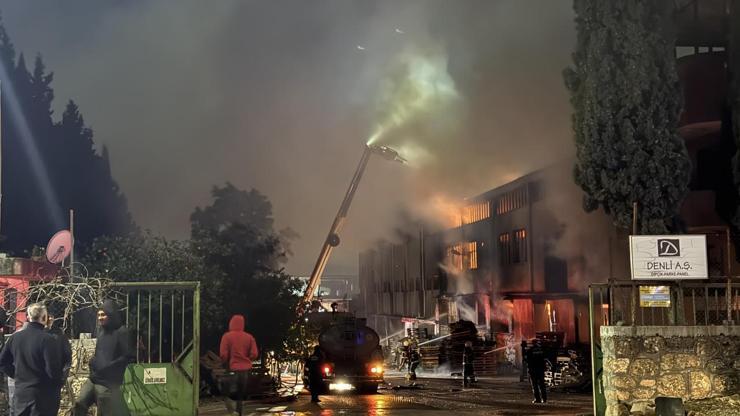 Adana'da ahşap panel fabrikasında yangın Adana'da ahşap panel fabrikasında yangın