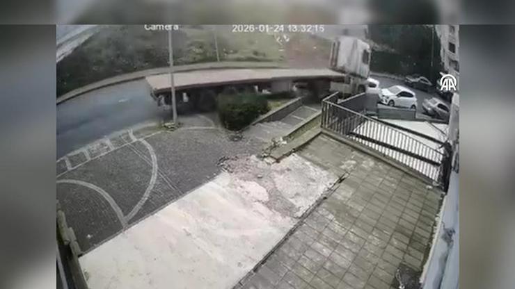 Yokuş aşağı kayan TIR 5 otomobili biçti