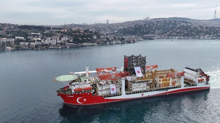 Karadeniz için yola çıktı Türkiyenin 6’ncı sondaj gemisi Yıldırım İstanbul Boğazı’ndan geçti