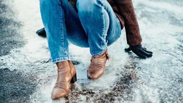 Karla Kaplı Yollarda Güvenli Adımlar: Kayma ve Düşmeleri Önleme Yöntemleri