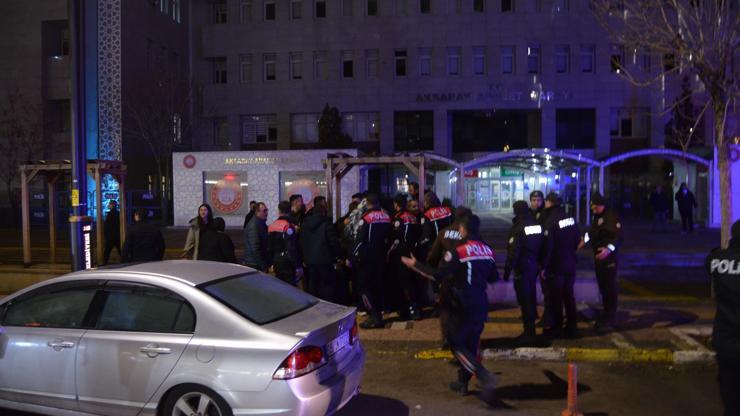 Cinayet davasının karar duruşması sonrası 2 aile arasında kavga; 7 gözaltı Cinayet davasının karar duruşması sonrası 2 aile arasında kavga; 7 gözaltı