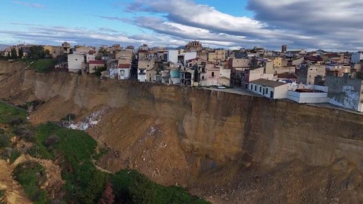İtalyada Harry Kasırgası felaketi… 4 kilometre uzunluğundaki hatta toprak kayması