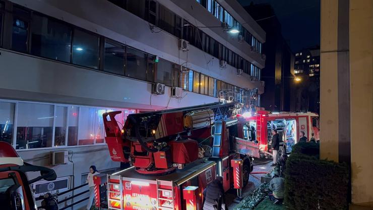 Beyoğlu'nda 3 katlı otelde korkutan yangın