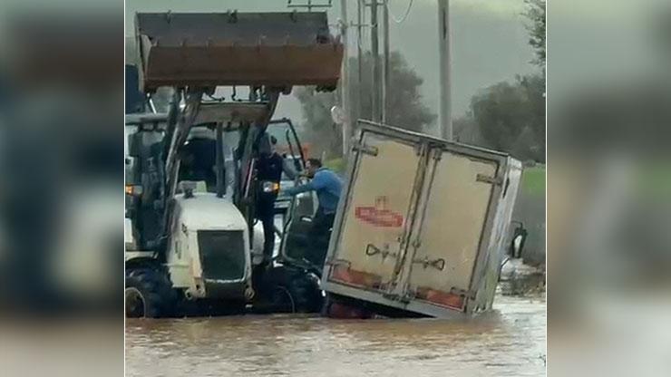 Yolda kalan sürücüyü böyle kurtardılar Yolda kalan sürücüyü böyle kurtardılar