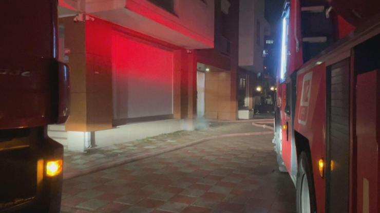 İstanbul - Zeytinburnu'nda sitenin otoparkında yangın; 3 bina tahliye edildi-1 İstanbul - Zeytinburnu'nda sitenin otoparkında yangın; 3 bina tahliye edildi-1