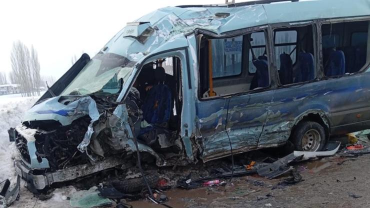 Hakkaride can pazarı Yolcu minibüsü ile belediye otobüsü çarpıştı: 18 yaralı