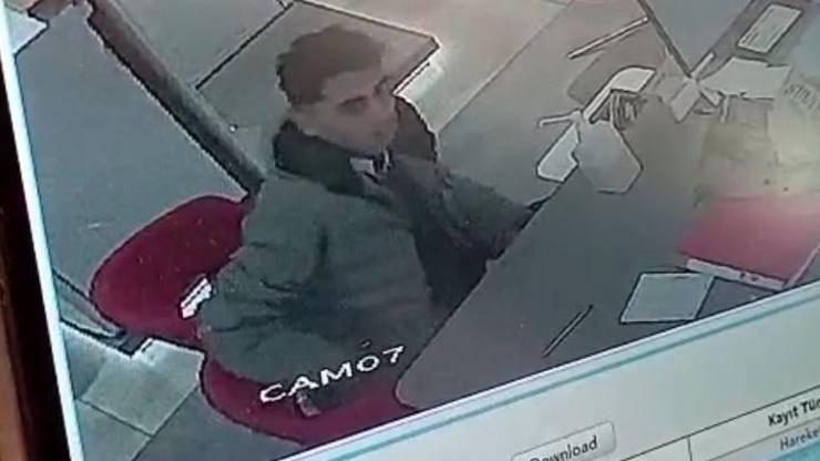 Başvuru için geldi, telefonu çalıp kaçtı