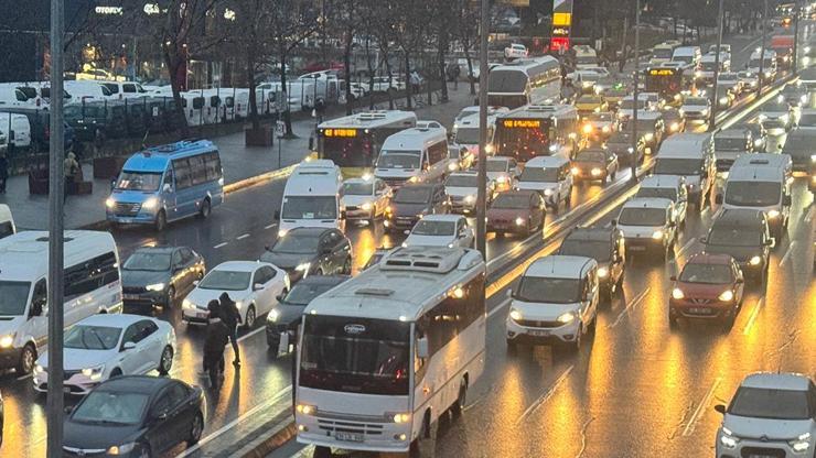 İstanbul'da trafik yoğunluğu yüzde 81'e kadar çıktı İstanbul'da trafik yoğunluğu yüzde 81'e kadar çıktı