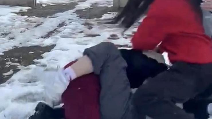 Boluda akran zorbalığı kamerada: Önce para istediler, vermeyince dakikalarca dövdüler