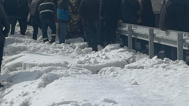 Tendürek Geçidi'nde kar küreme aracı devrildi: 2 ölü