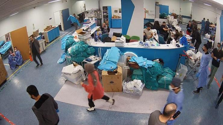 Beyaz önlüklü kahramanlar Asrın felaketine hastanede yakalanan doktorlar sedyedeki hastayı bırakmadı