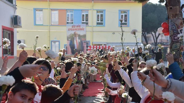 Emekliye ayrılan 39 yıllık öğretmene, görev yaptığı okulda ‘efsane’ afişli veda Emekliye ayrılan 39 yıllık öğretmene, görev yaptığı okulda ‘efsane’ afişli veda