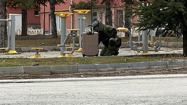 Parkta valiz paniği! Bomba imha uzmanı müdahale etti