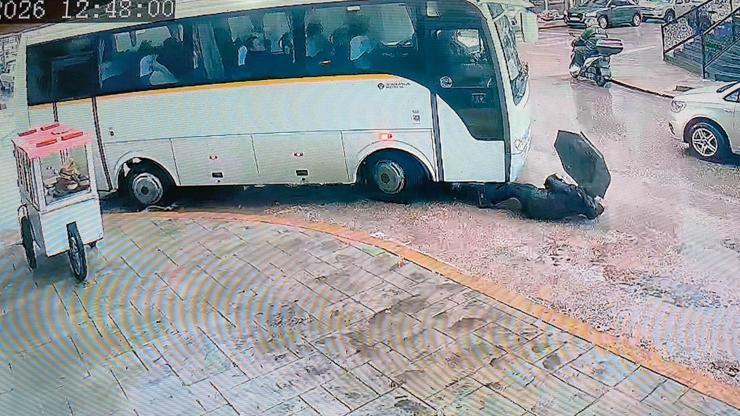 Servis minibüsünün çarpıp sürüklediği kadın yara almadan kurtuldu Servis minibüsünün çarpıp sürüklediği kadın yara almadan kurtuldu