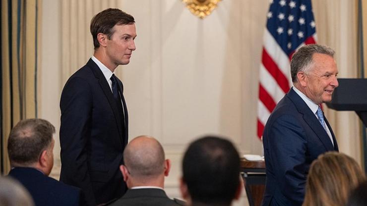 Dünyanın beklediği zirve Trumpın ekibi Katara geldi