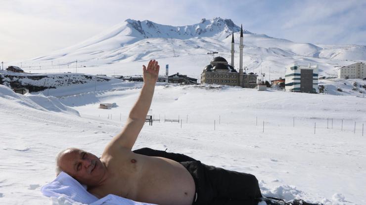 Erciyes Dağı’nda Eksi 5 Derecede Kar Banyosu: Sağlık İçin Buzlu Suda Keyif Yapıyor