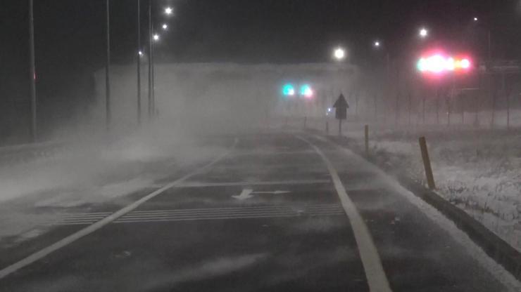 Ardahan'da etkili olan tipi Çıldır-Aktaş Sınır Kapısı yolunda ulaşımı aksattı