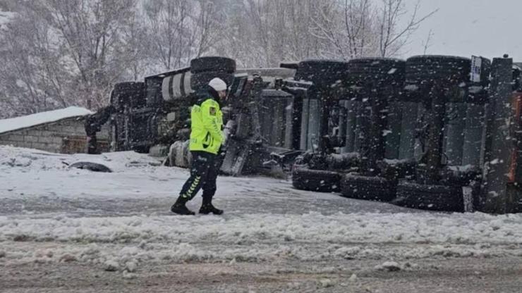 Bingöl'de doğalgaz taşıyan TIR devrildi!