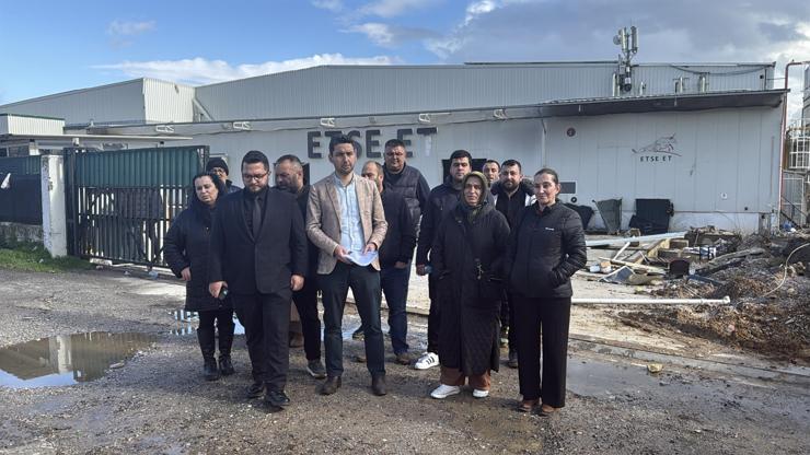 Yalova'da işçiler ve tedarikçi firmalar, kendilerini dolandırdığını iddia ettikleri et firmasına suç duyurusunda bulundular Yalova'da işçiler ve tedarikçi firmalar, kendilerini dolandırdığını iddia ettikleri et firmasına suç duyurusunda bulundular