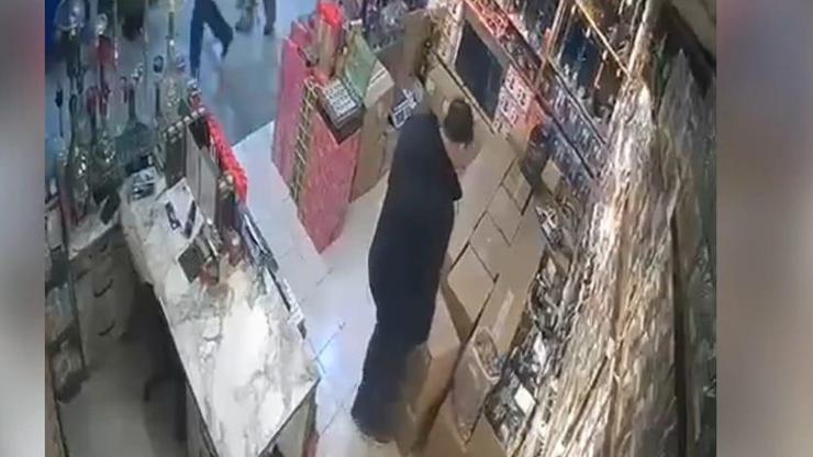 Asma tavan iş yeri sahibinin üzerine çöktü