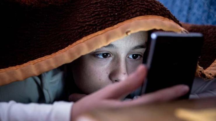 Karanlıkta telefon kullanımı miyopiyi hızlandırıyor
