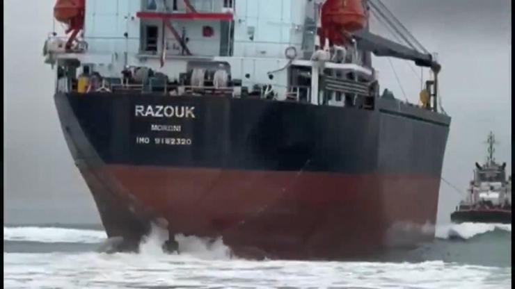 Sarıyer'de karaya oturan gemi kurtarıldı