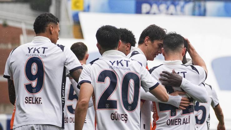 Eyüpspor'u 2-1 mağlup eden Başakşehir, yenilmezlik serisini 8 maça çıkardı Eyüpspor'u 2-1 mağlup eden Başakşehir, yenilmezlik serisini 8 maça çıkardı