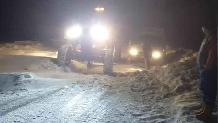 Tipi nedeniyle yolda mahsur kalan 30 kişi kurtarıldı; okullara 1 gün ara verildi