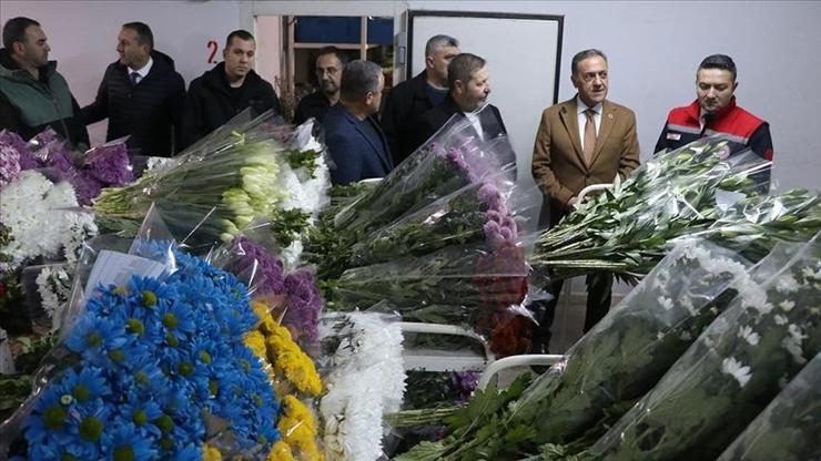 Sevgililer günü öncesi Yalova’da çiçek mezadı yoğun ilgi gördü Sevgililer günü öncesi Yalova’da çiçek mezadı yoğun ilgi gördü