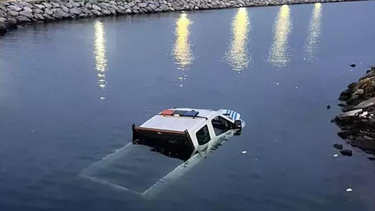 Bakırköy’de zabıta aracı denize düştü