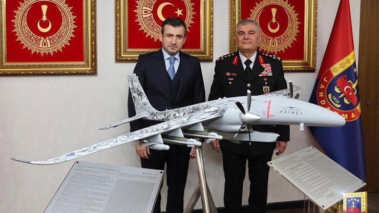Selçuk Bayraktardan Jandarma Genel Komutanı Orgeneral Çardakçıya anlamlı hediye