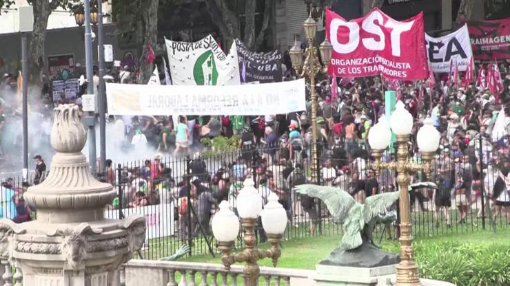 Arjantin sokakları yine karıştı Hükümetin iş yasasını değiştirme planına dev eylem