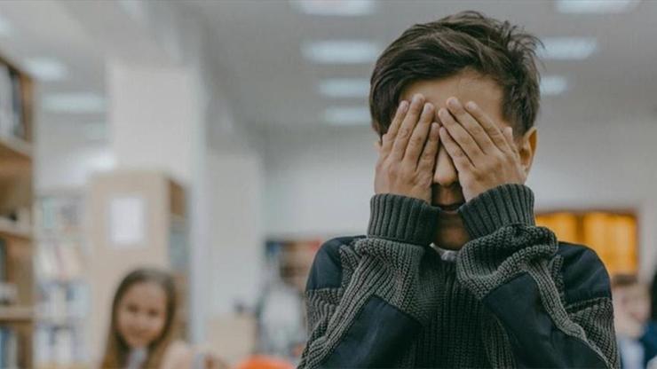 Akran zorbalığını başlamadan bitirin, bu ifadeler tehlike işareti Akran zorbalığını başlamadan bitirin, bu ifadeler tehlike işareti