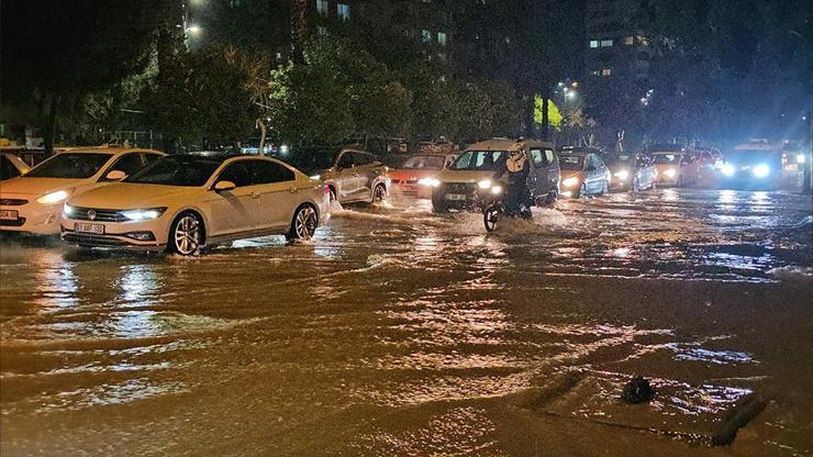 Ege ve Akdenizde sel: Yollar göle döndü, vatandaşlar mahsur kaldı, okullar tatil edildi