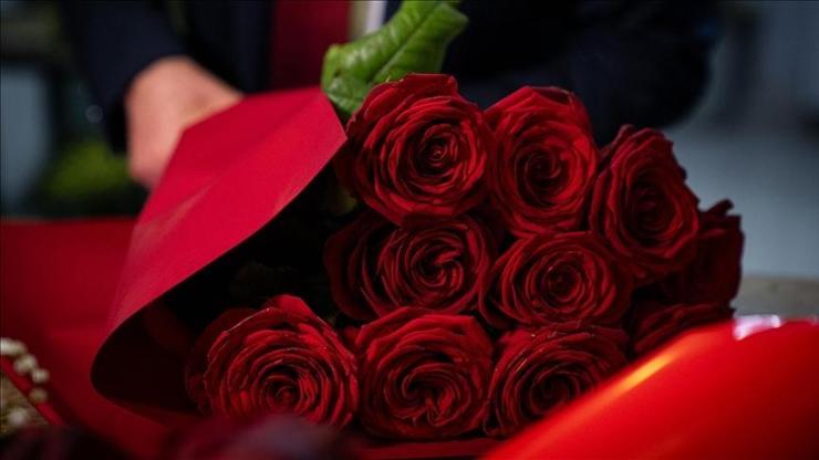 Kırmızı gül ve kelebek buketlere büyük ilgi Kırmızı gül ve kelebek buketlere büyük ilgi