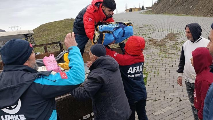 Siirt’te fırtına ve sağanak çadırları yıktı: 20 kişi tahliye edildi Siirt’te fırtına ve sağanak çadırları yıktı: 20 kişi tahliye edildi