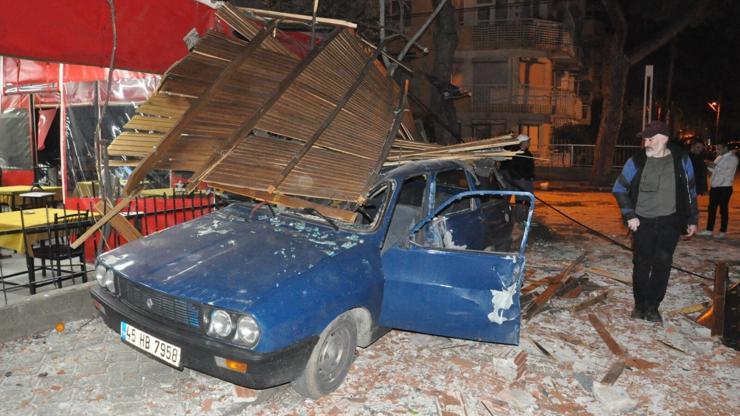 Manisayı şiddetli rüzgar vurdu: Minarenin külahı uçtu, 100’den fazla ağaç devrildi