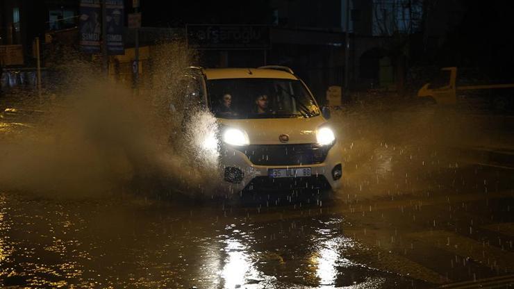  Caddeler göle döndü